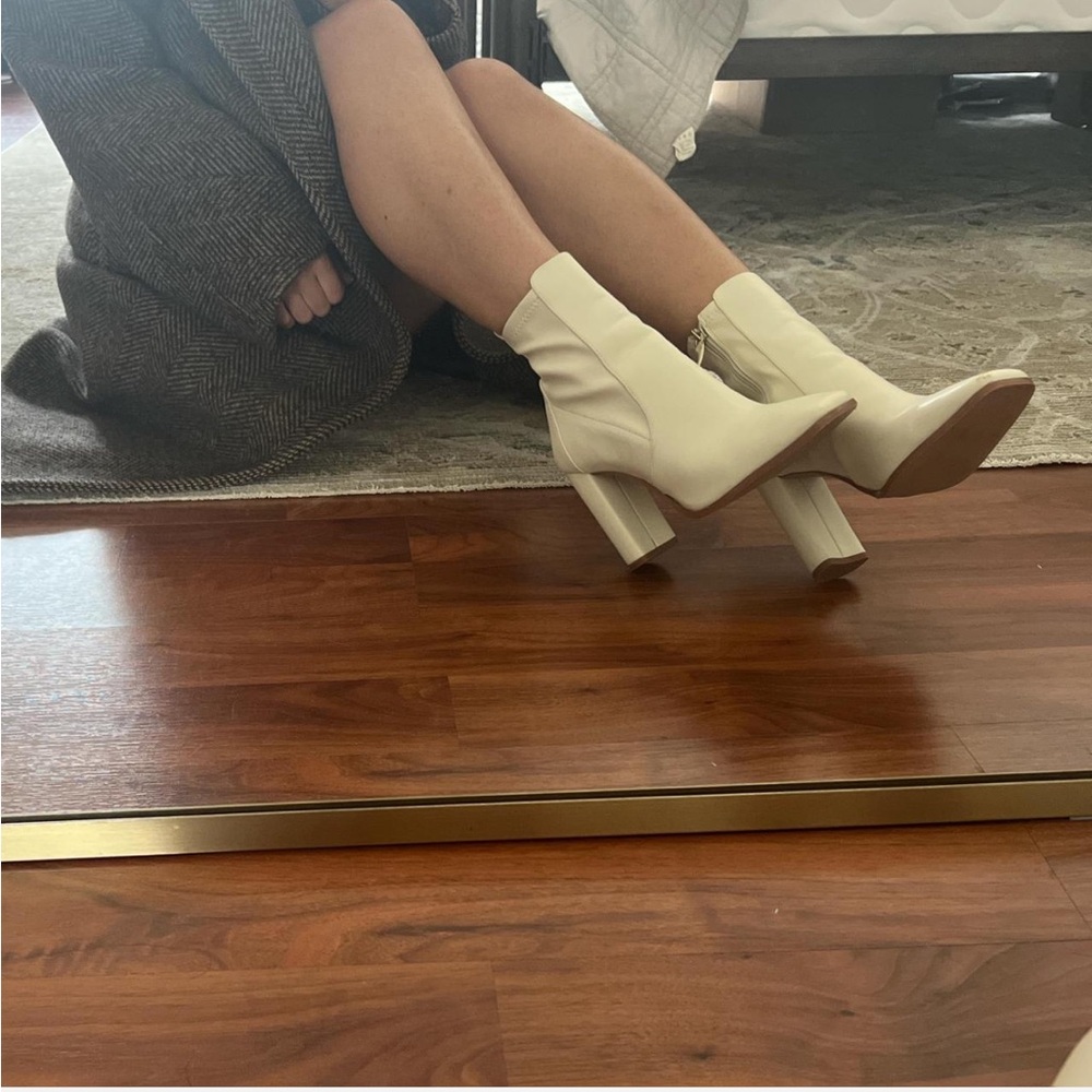 Aldo leather boots in cream white color. Size 6.5. Excellent condition.